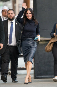 Courteney+Cox+at+Kimmel+98qh7CHn6ECx.jpg