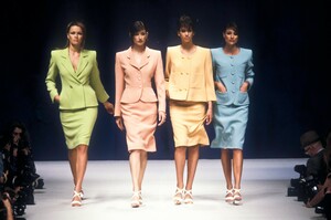 1389099442_EmanuelUngaro1996WomenRTW1.thumb.jpg.792725a582f26cbbf0184cecd024c648.jpg