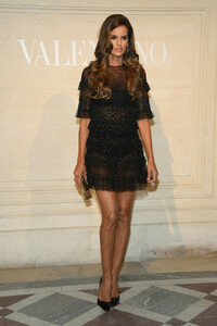 Izabel+Goulart+Valentino+Front+Row+Paris+Fashion+dqJCzblxbOqx.jpg