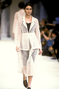 1784415144_YohjiYamamoto1992WomenRTW66.thumb.jpg.e30fade55f40de29b0eea2775fd6f570.jpg