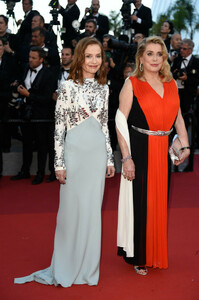 Catherine+Deneuve+70th+Anniversary+Red+Carpet+9jO5CRQaEuXx.jpg