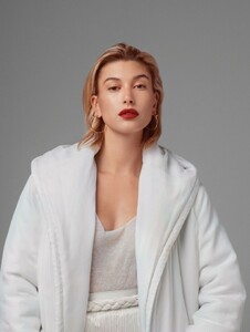 Hailey-Baldwin-LOfficiel-Paris-Cover-Photoshoot07.thumb.jpg.d639e2f604f275faa98ab60cc3302aed.jpg