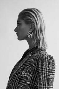 Hailey-Baldwin-Vogue-Arabia-Cover-Photoshoot03.thumb.jpg.0677fae789d37dbd3d4a75561f74dcf7.jpg