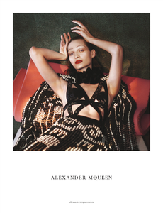 Sims_Alexaander_McQueen_Spring_Summer_2015_02.thumb.png.7949c6b1d941fbbad69fa4ea5fffee73.png