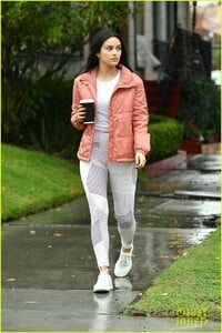 camila-mendes-braves-the-rain-for-coffee-run-02.thumb.jpg.04d0557c34bd861115f2b2bffa4912bd.jpg