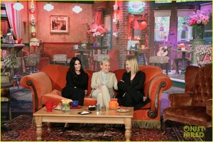 courteney-cox-gets-surprise-mini-friends-reunion-on-ellen-01.jpg