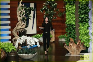 courteney-cox-gets-surprise-mini-friends-reunion-on-ellen-02.JPG