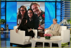 courteney-cox-gets-surprise-mini-friends-reunion-on-ellen-05.jpg