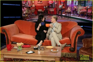 courteney-cox-gets-surprise-mini-friends-reunion-on-ellen-06.jpg