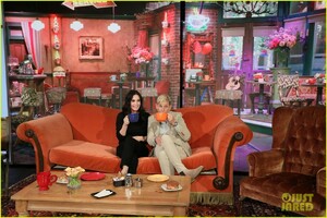 courteney-cox-gets-surprise-mini-friends-reunion-on-ellen-07.jpg