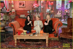 courteney-cox-gets-surprise-mini-friends-reunion-on-ellen-08.jpg