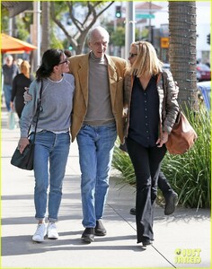 courteney-cox-lisa-kudrow-lunch-03.jpg