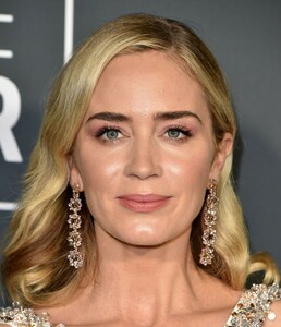 emily-blunt-2019-critics-choice-awards-12.thumb.jpg.999c5fdac64c0479ca239cea8af88f91.jpg