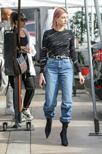 hailey-rhode-bieber-street-style-01-20-2019-7.jpg