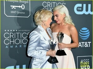 lady-gaga-glenn-close-mom-became-friends-13.jpg