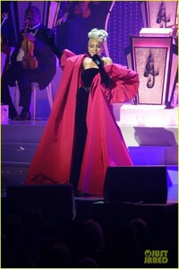 lady-gaga-jazz-and-piano-opening-night-07.jpg