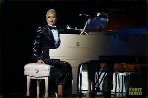 lady-gaga-jazz-and-piano-opening-night-09.jpg