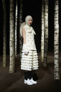 00021-MONCLER-SIMONE-ROCHA-2019-READY-TO-WEAR.thumb.jpg.965d5b3d56823924af9e8e4e479d0867.jpg