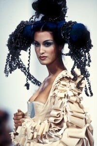 1003406937_JohnGalliano1993WomenRTW59.thumb.jpg.d207d10e00e9e96145a6a95f62b5d491.jpg