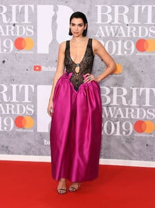 Dua+Lipa+BRIT+Awards+2019+Red+Carpet+Arrivals+gKy7eXmNGxkx.jpg