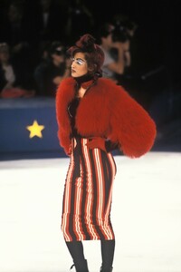 103628489_JeanPaulGaultier1991WomenRTW80.thumb.jpg.b7c55e6792046f96bc4fea9daa4e0417.jpg