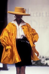 1051980815_ChristianDior1992HauteCouture26.thumb.jpg.b8f7a09b049502c0e03cb31b598c0561.jpg