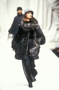 1052287203_Fendi1991WomenRTW8.thumb.jpg.4fe00bacce45b34eddf03c0e0416ed8f.jpg