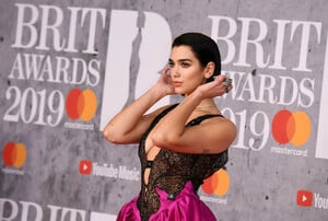 Dua+Lipa+BRIT+Awards+2019+Red+Carpet+Arrivals+11h1rbAtRH4x.jpg