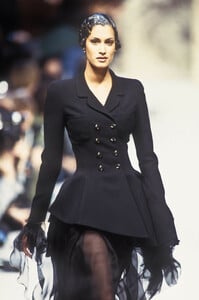 1073417420_Chanel1993HauteCouture88.thumb.jpg.50112b0129f94f9630efe1bbbe902f5e.jpg