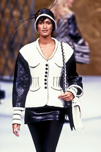 1093528442_Chanel1993HauteCouture168.thumb.jpg.7109feab167ed5498bfbfeb0059a1e63.jpg