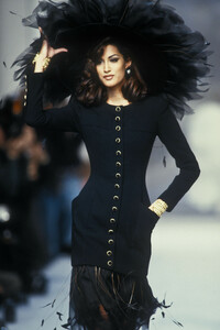 1093756365_Chanel1992HauteCouture97.thumb.jpg.f7fdce8737fe6623d713289d50b06560.jpg