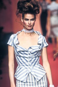 1093952707_VivienneWestwood1997WomenRTW178.thumb.jpg.078f484cfff5048878e3869205fe7794.jpg