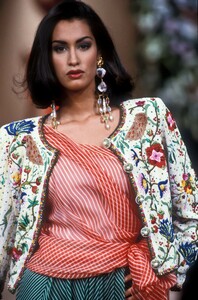 1101345645_YvesSaintLaurent1991HauteCouture63.thumb.jpg.a7cc175bc58dc54952fef5b9735a0075.jpg