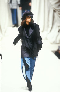 110655402_Fendi1991WomenRTW6.thumb.jpg.54347fd5afe7f276d815ff8ea2166065.jpg