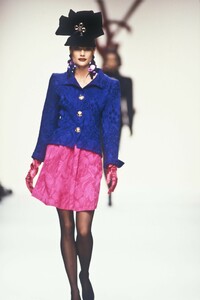 1111105462_YvesSaintLaurent1992WomenRTW110.thumb.jpg.a1992192d5a8078979cc95644b1f4cb5.jpg