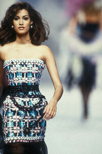 1169602144_Chanel1992HauteCouture28.thumb.jpg.489a0f6ee4ca3c0f293333b4ae670089.jpg