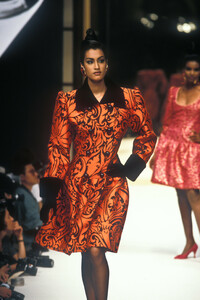 1170206992_Givenchy1991HauteCouture39.thumb.jpg.95380dc7601d76c8ac6b6a4cdeb53743.jpg