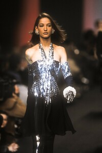 1173499336_KarlLagerfeld1991WomenRTW70.thumb.jpg.e503dbe510a3dce1400403f8dbda662d.jpg