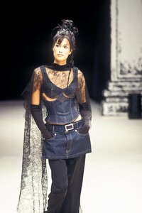 1218299276_JeanPaulGaultier1993WomenRTW125.thumb.jpg.2d0804b7985bac873a56aab75317ef74.jpg