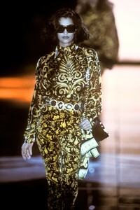 122820316_Versace1991WomenRTW56.thumb.jpg.0cb730790fe426cede638020821a7b0f.jpg