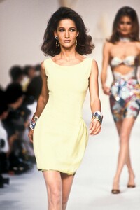 1230957517_Valentino1991WomenRTW114.thumb.jpg.34d7a1e90b0ffde408589dca4641ef17.jpg