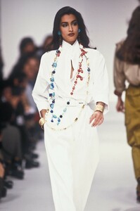 1250122976_YvesSaintLaurent1991WomenRTW252.thumb.jpg.8aa2bc75dfb8f2f4bfb88962afb76891.jpg