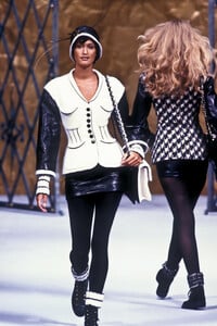 1269915849_Chanel1993HauteCouture166.thumb.jpg.4e19c72116f2ff25f2e2b6147ac9c380.jpg