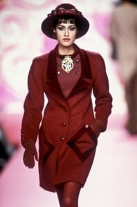 1270258707_Valentino1991HauteCouture37.thumb.jpg.5e7273aafd1d1b294a23cf1e79bb7f0e.jpg