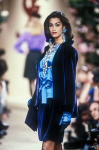 1286384807_YvesSaintLaurent1991HauteCouture76.thumb.jpg.7ec363f2e142c5a4431fe76f6c5cd71b.jpg