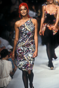 1296027302_Chanel1992HauteCouture34.thumb.jpg.75ce30c8df4ccb997e3d17261da25863.jpg