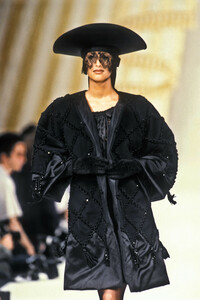 1313031827_PierreBalmain1992HauteCouture5.thumb.jpg.f47ce25498865fa9f65240fa25882ba9.jpg