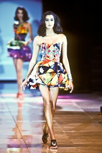 1330273130_Versace1991WomenRTW186.thumb.jpg.338ffb6f6703e5a7bf209c0f63f2d132.jpg