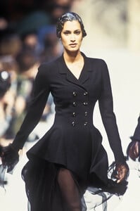 137609989_Chanel1993HauteCouture89.thumb.jpg.2ae263c284a1e7ee093de465251c9176.jpg