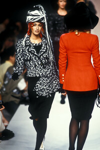 145589776_Chanel1992HauteCouture22.thumb.jpg.346fceb1f67a295f4440b4946df383f4.jpg